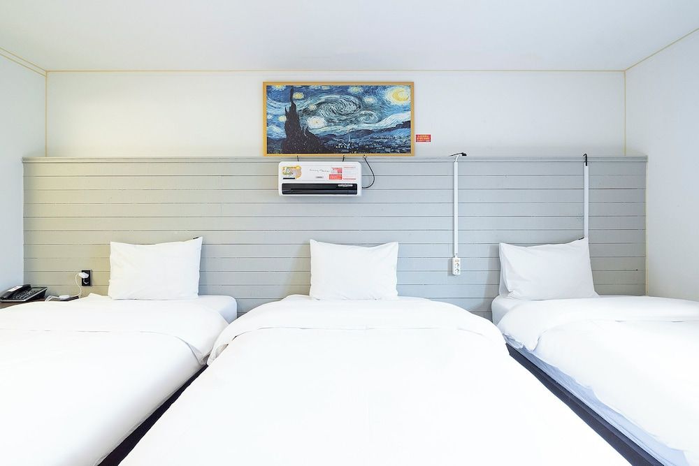 HOTEL YaJa West Gate Business Triple Room