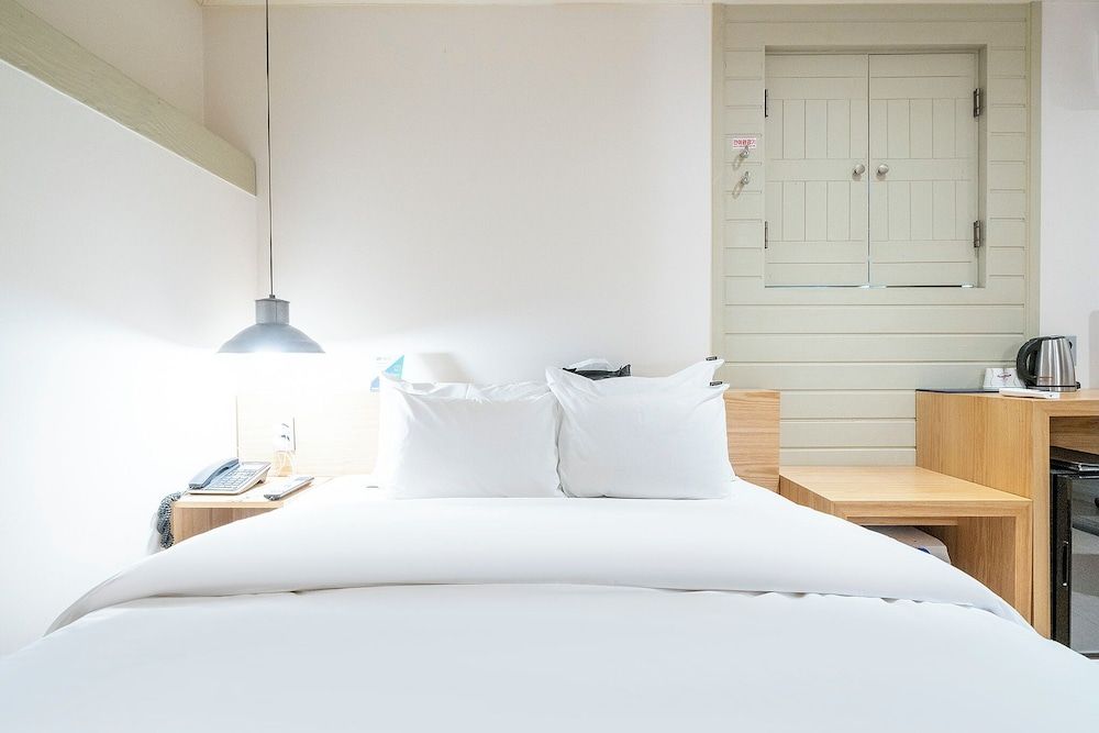 HOTEL YaJa West Gate Deluxe Double Room