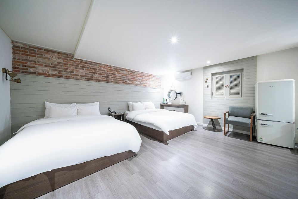 HOTEL YaJa West Gate Family Quadruple Room, 2 Queen Beds 2