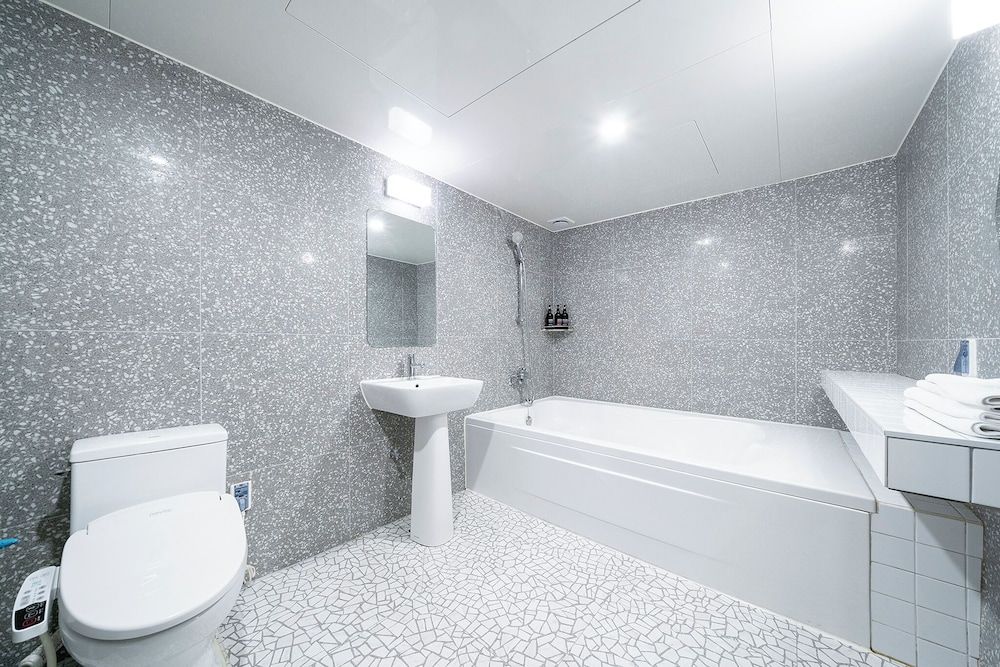 HOTEL YaJa West Gate Family Quadruple Room, 2 Queen Beds 4