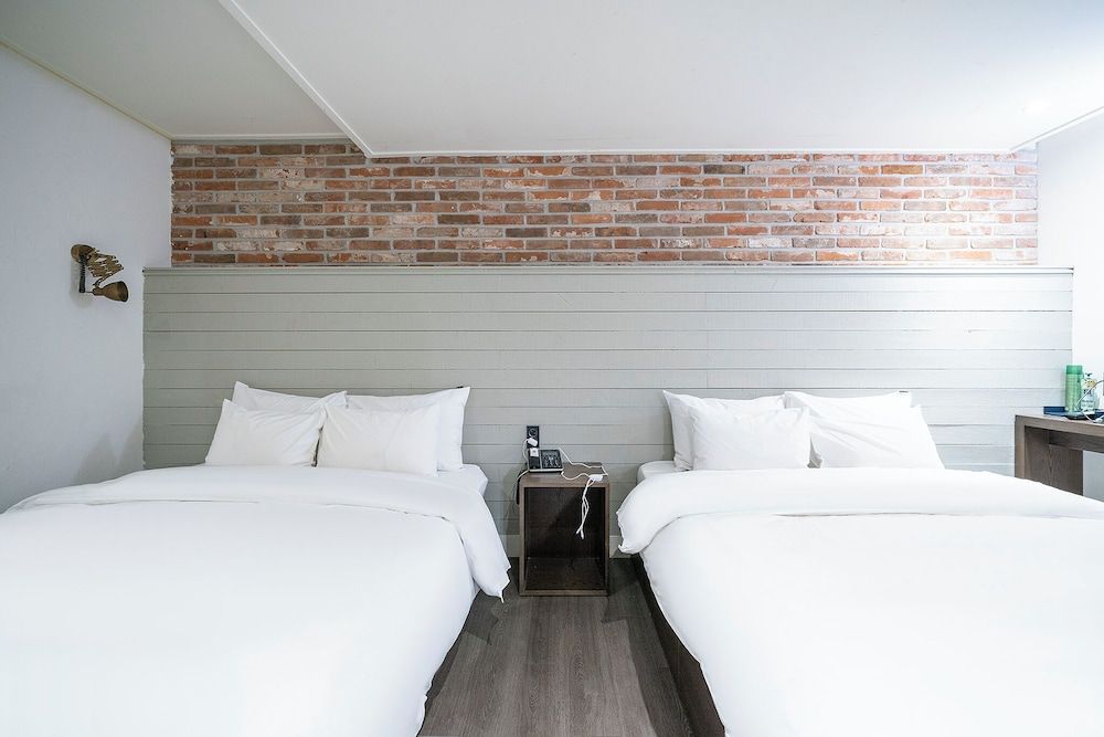 HOTEL YaJa West Gate Family Quadruple Room, 2 Queen Beds 3