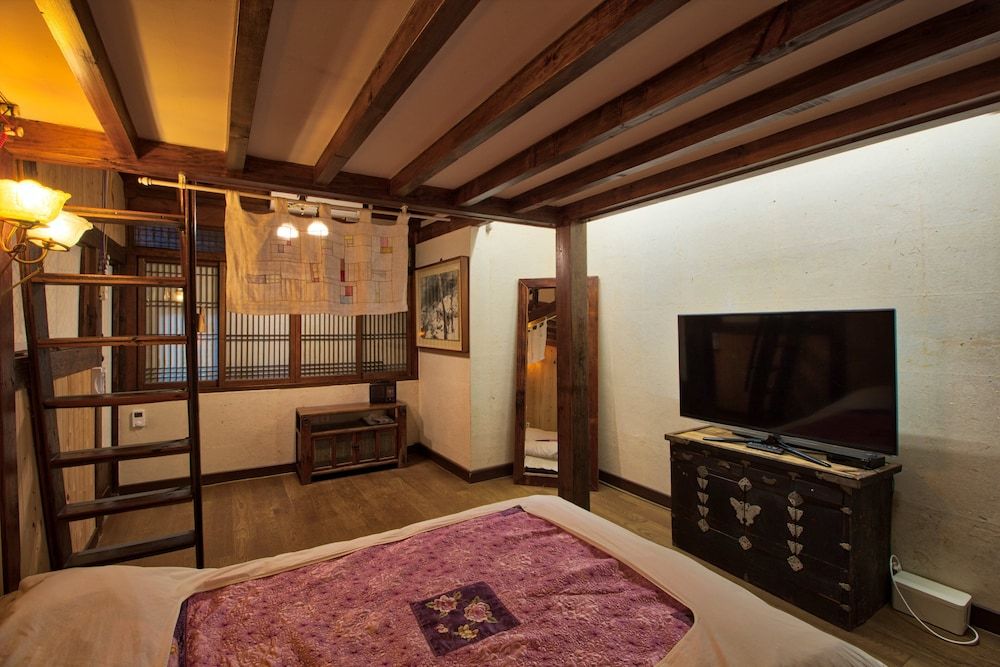 Gyodong-Salrae Traditional Loft(Rose) - Must contact the property before Check-In