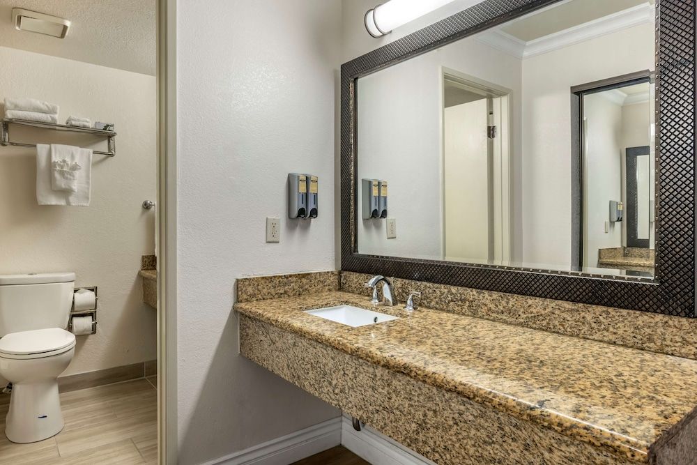 Best Western Plus South Bay Hotel Standard Room, 1 King Bed, Accessible, Bathtub 6