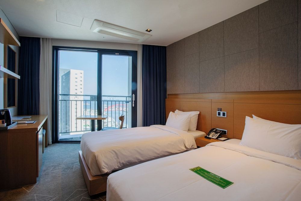 Sea Cruise Hotel [Christmas Eve Dinner PKG] Standard Twin (Half Ocean View) + Dinner buffet for 2 + 2 glass of wine 3