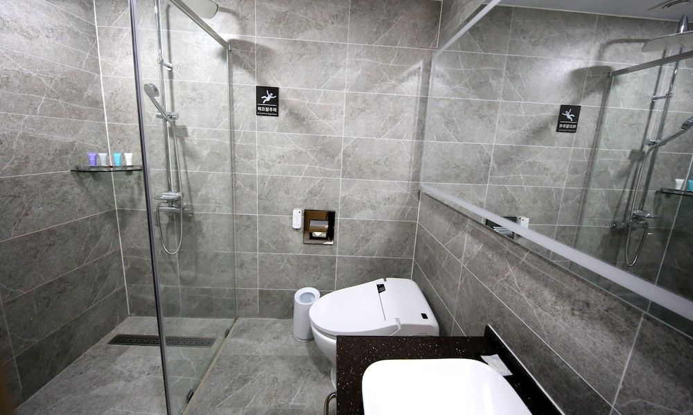 Sea Cruise Hotel [Christmas Eve Dinner PKG] Standard Twin (Half Ocean View) + Dinner buffet for 2 + 2 glass of wine 4