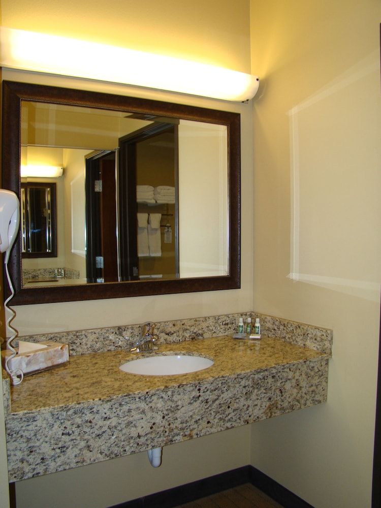 StoneCreek Lodge Deluxe Room, 1 Queen Bed, Kitchen (1 Queen Bed Studio Half Kitchen) 2