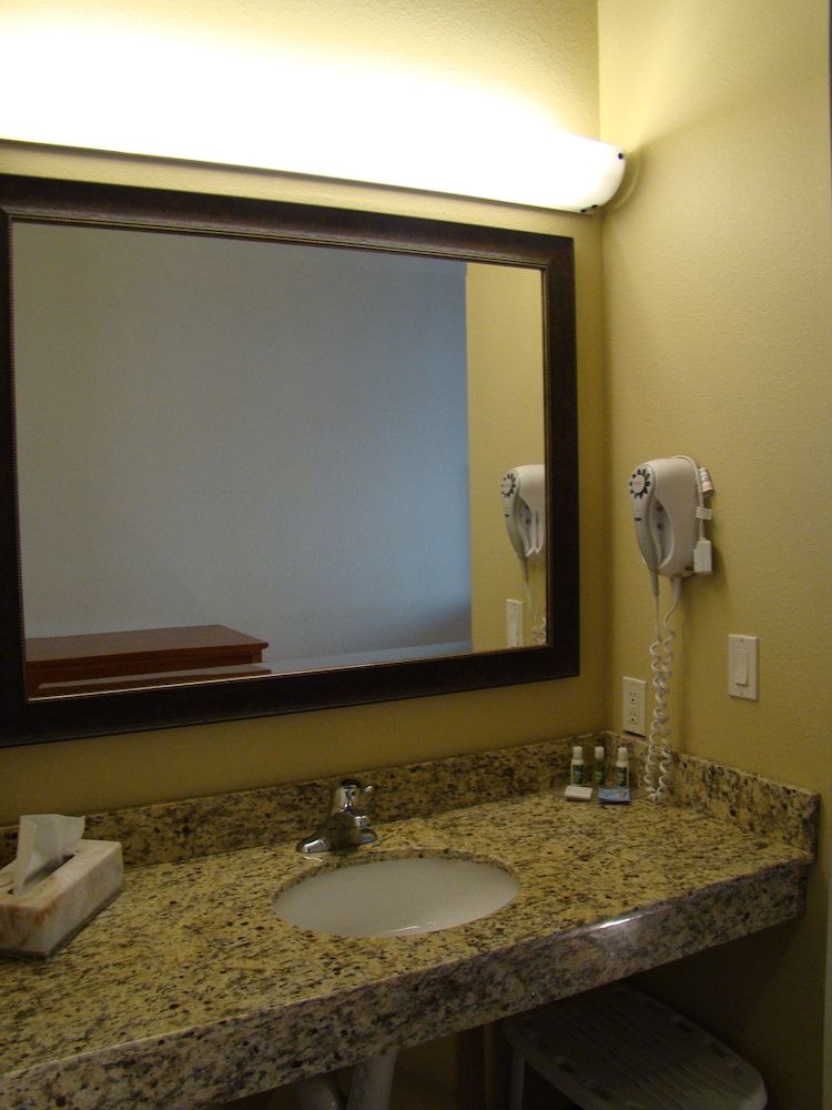 StoneCreek Lodge Standard Room, Multiple Beds, Kitchen (2 Queens Studio with Half Kitchen) 4