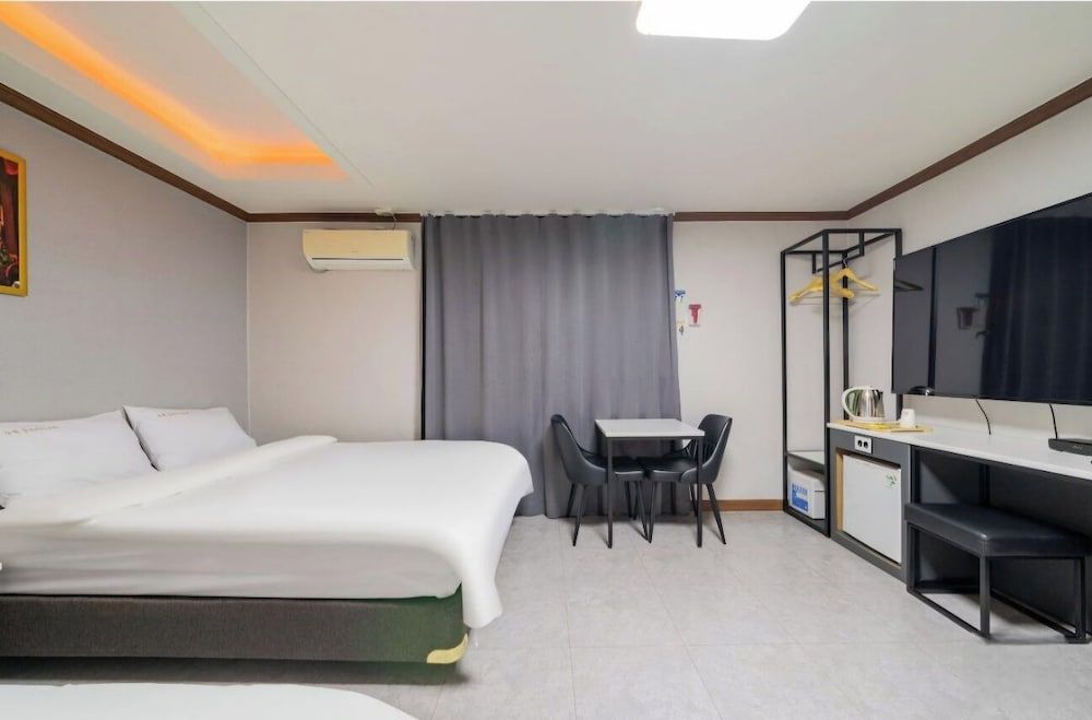 Donghae Gloria Hotel Deluxe Twin Room 2