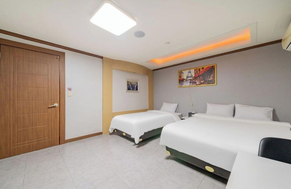 Donghae Gloria Hotel Deluxe Twin Room 3
