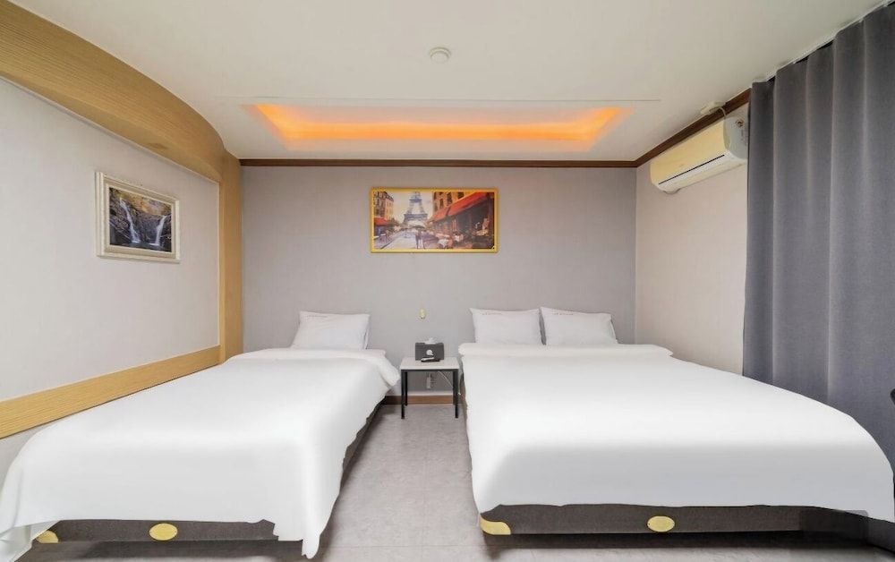 Donghae Gloria Hotel Deluxe Twin Room