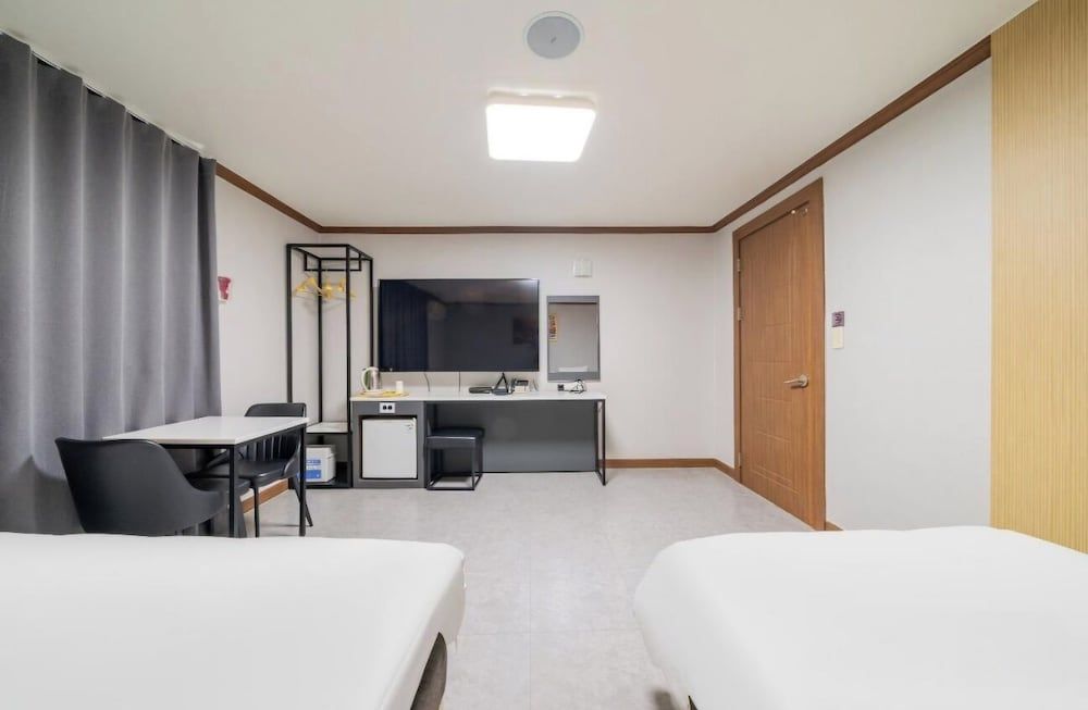 Donghae Gloria Hotel Deluxe Twin Room 6