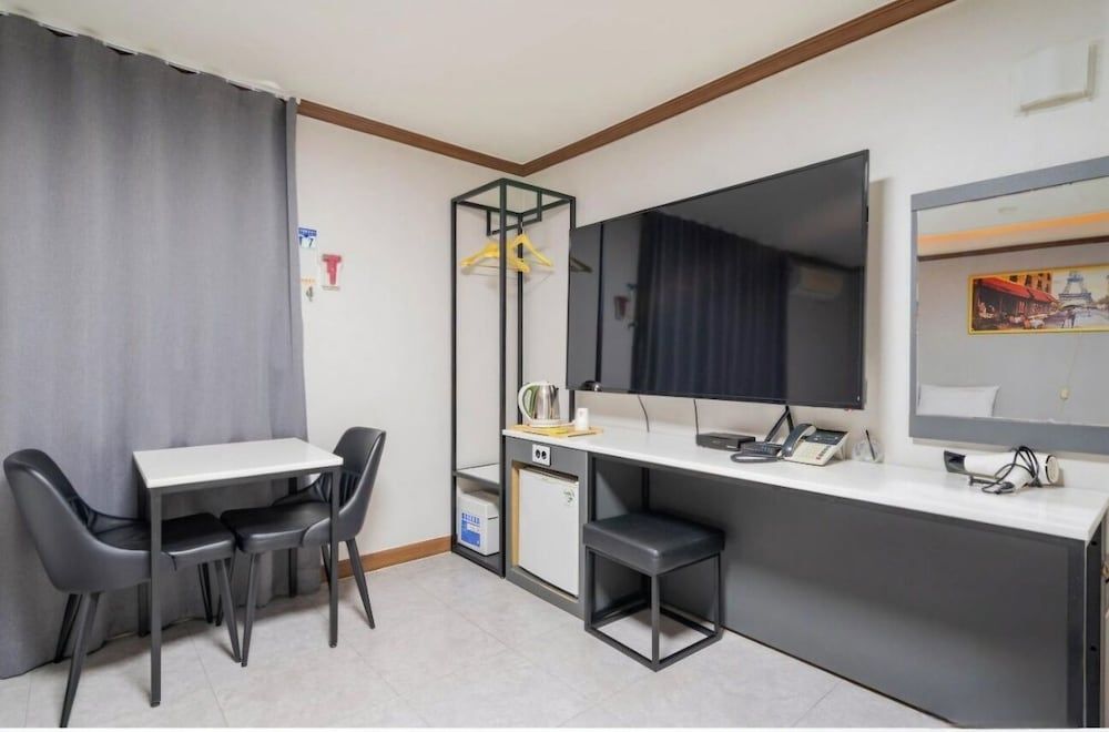 Donghae Gloria Hotel Deluxe Twin Room 7