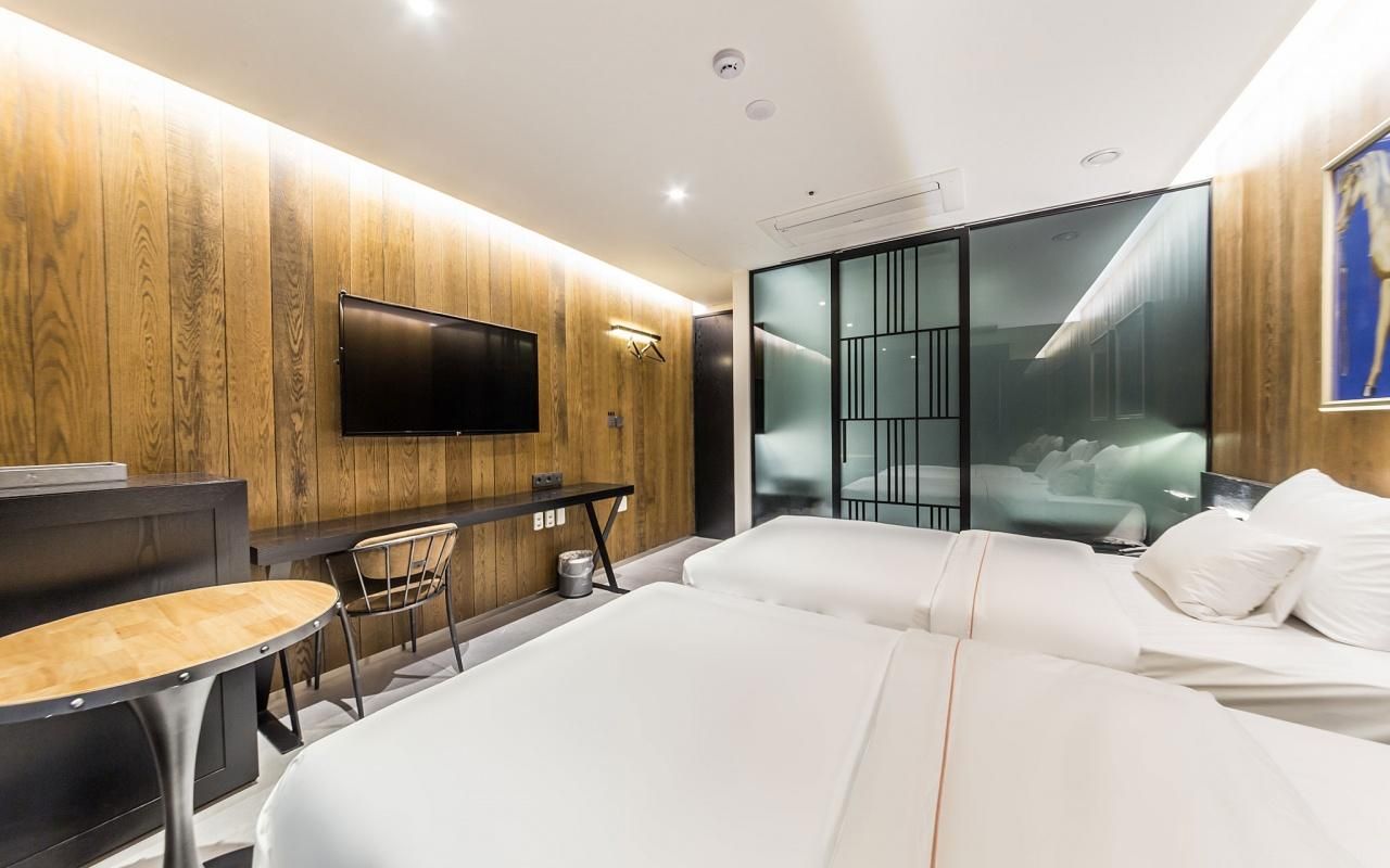 Deluxe Twin Room - Check-In Mon-Thu After 3:00 PM, Fri 6:00 PM, Sat 10:00 PM, Sun 6:00 PM