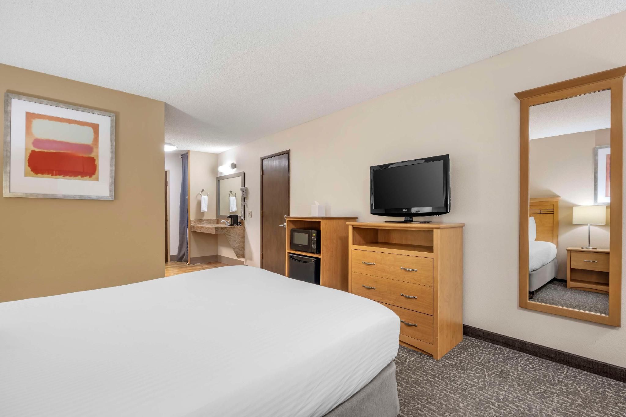 Accessibility - 1 Queen Bed, Bathtub, Nonsmoking