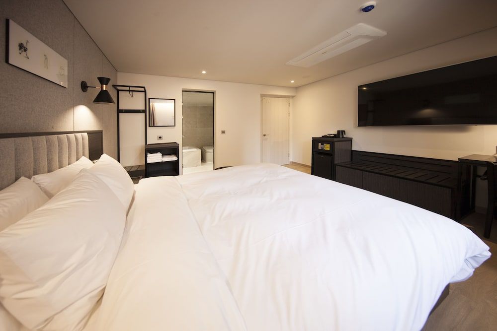 Yeonsan Hound Hotel Standard Double Room 6