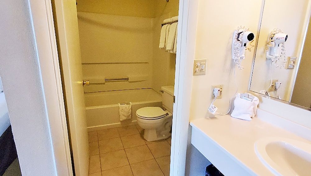 Magnuson Hotel Ely Room, 2 Double Beds, Non Smoking 5