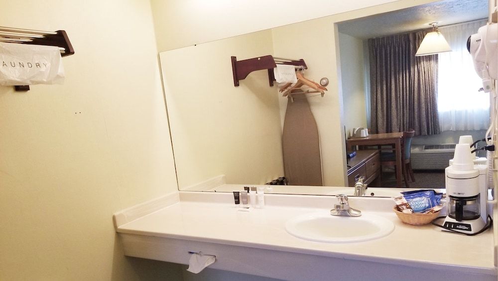 Magnuson Hotel Ely Room, 1 Queen Bed, Non Smoking 4