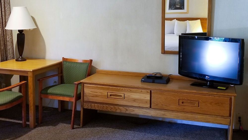 Magnuson Hotel Ely Room, 1 King Bed, Non Smoking 5