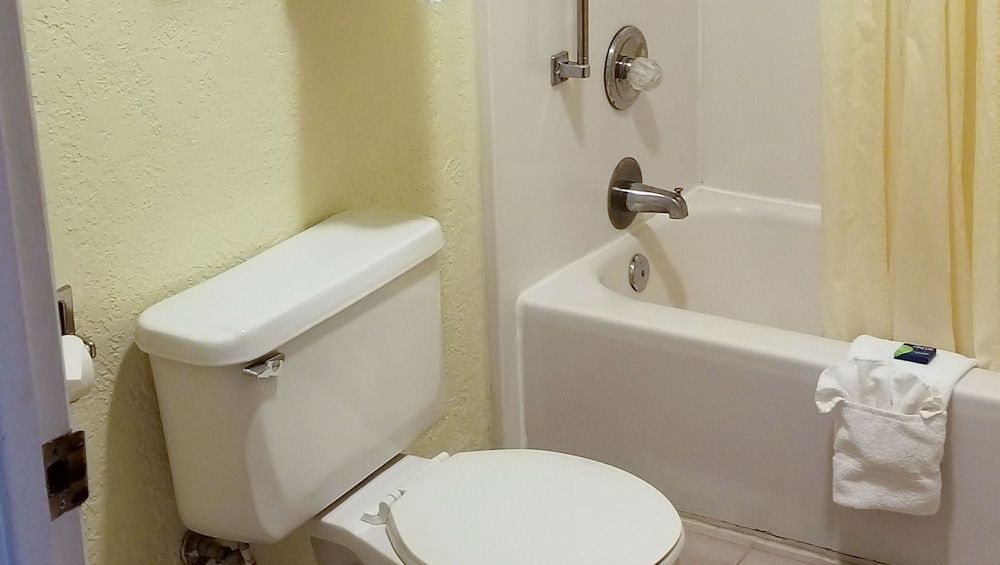 Magnuson Hotel Ely Room, 1 King Bed, Non Smoking 3