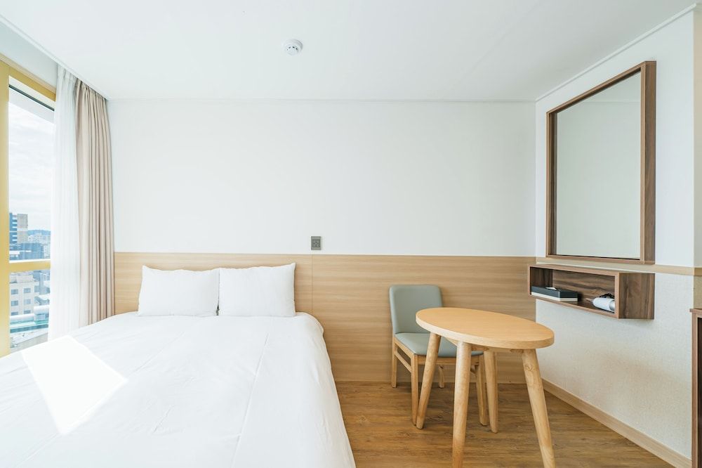 Kenny Stay Jeju Seoguipo-Hotel Kenny Deluxe Double City Ocean View 4