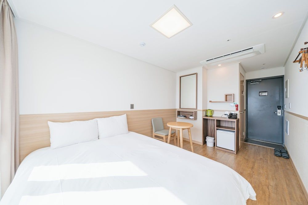 Kenny Stay Jeju Seoguipo-Hotel Kenny Deluxe Double City Ocean View 6