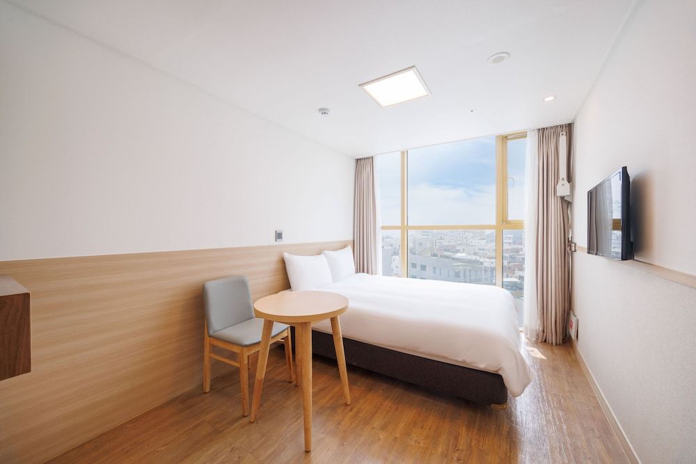 Kenny Stay Jeju Seoguipo-Hotel Kenny Deluxe Double City Ocean View 2