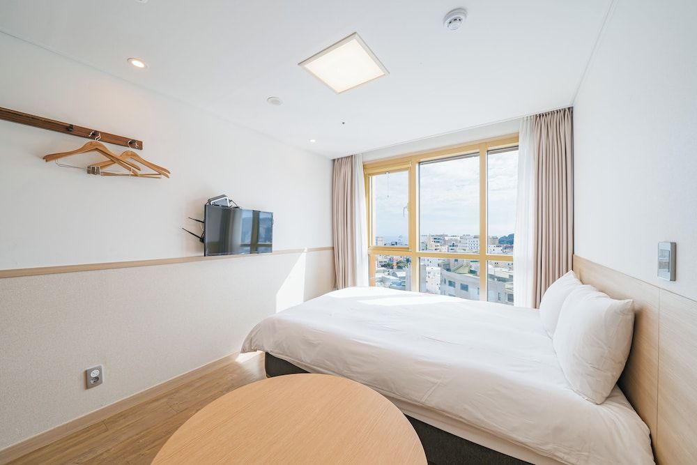 Kenny Stay Jeju Seoguipo-Hotel Kenny Deluxe Double City Ocean View 8