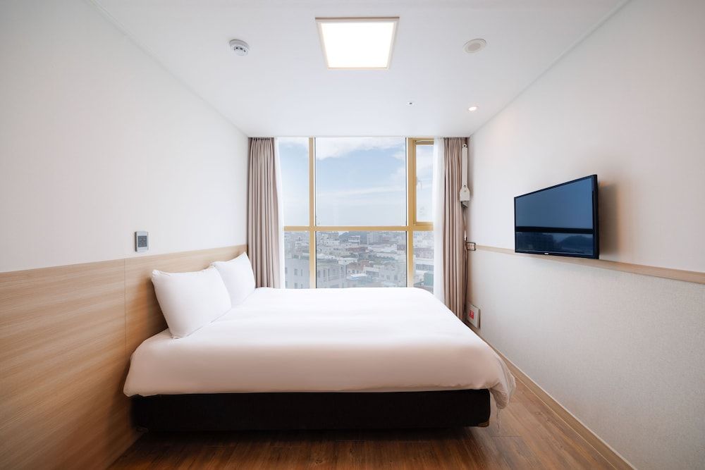 Kenny Stay Jeju Seoguipo-Hotel Kenny Deluxe Double City Ocean View 3