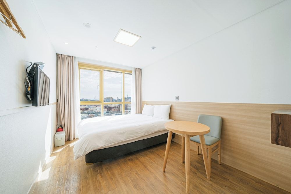 Kenny Stay Jeju Seoguipo-Hotel Kenny Deluxe Double City Ocean View 5