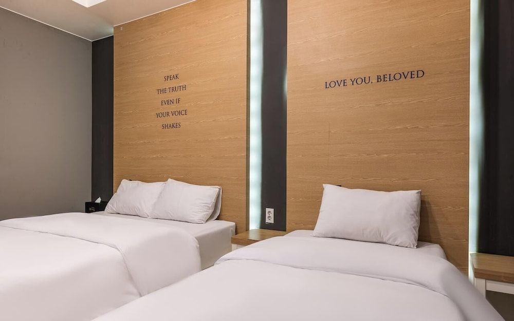 Rings Hotel Premium Twin Room 5