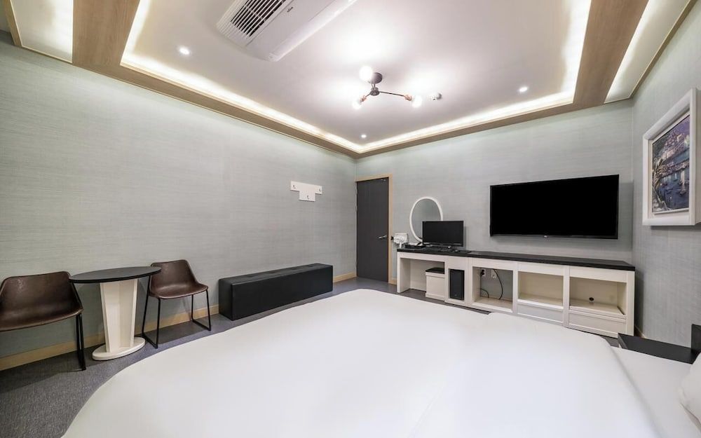 Rings Hotel Suite Room 8