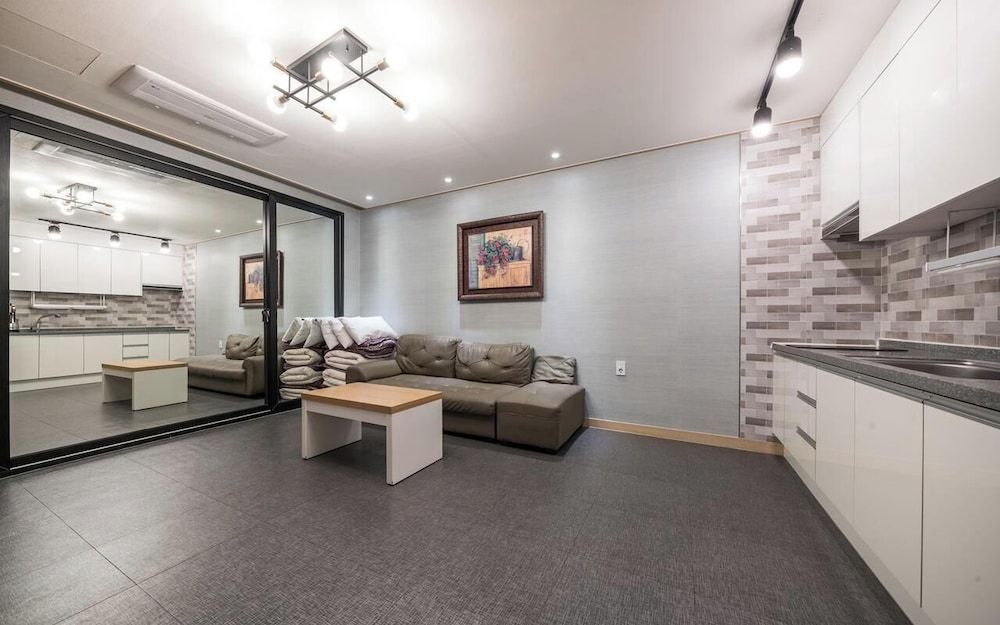 Rings Hotel Suite Room 16