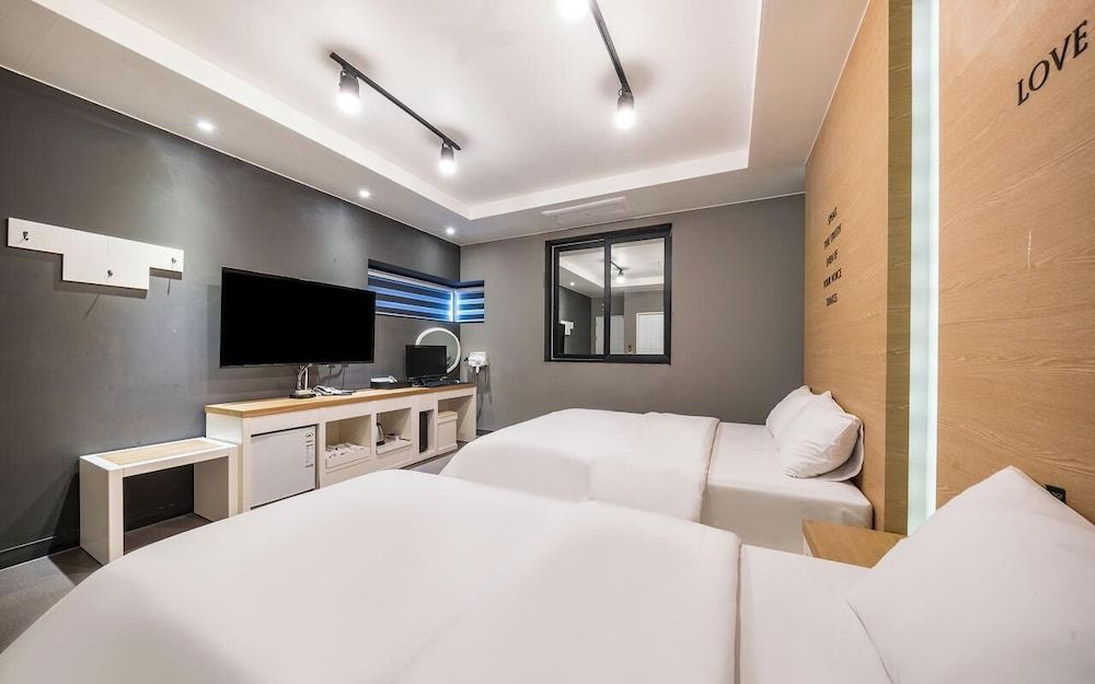 Rings Hotel Premium Twin Room 7