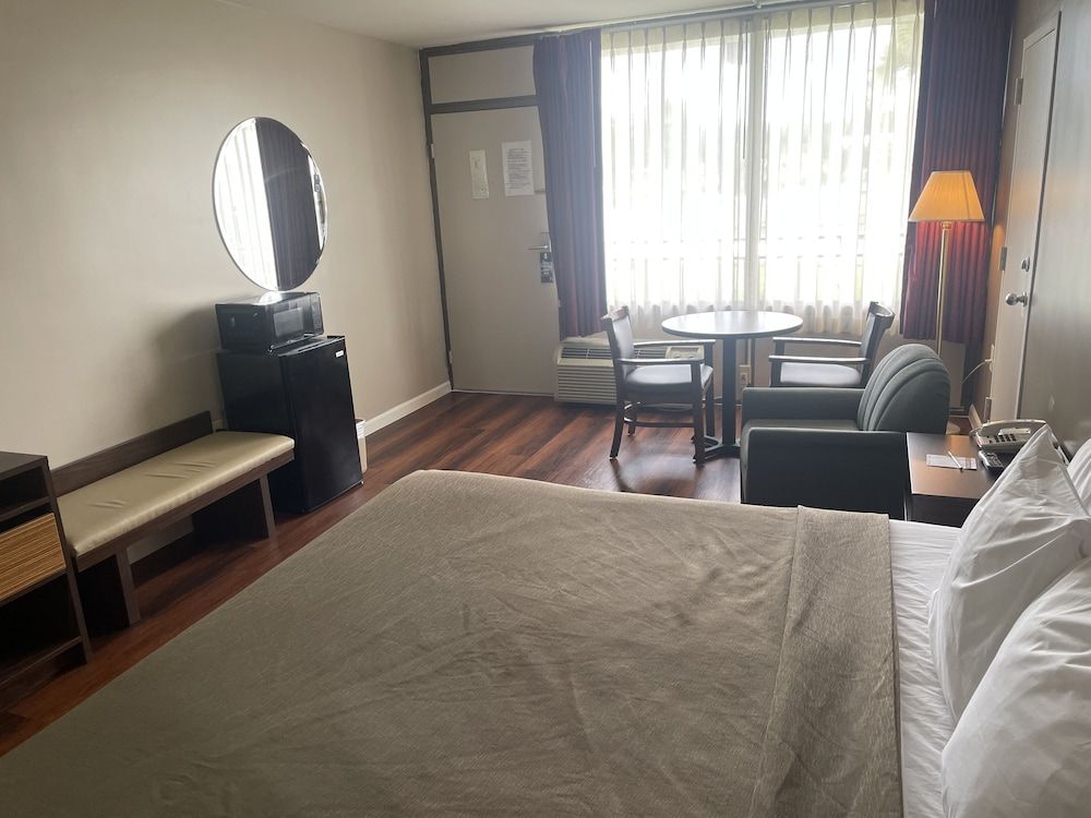 Standard Room, 1 King Bed, Accessible, Non Smoking (Mobility Accessible)