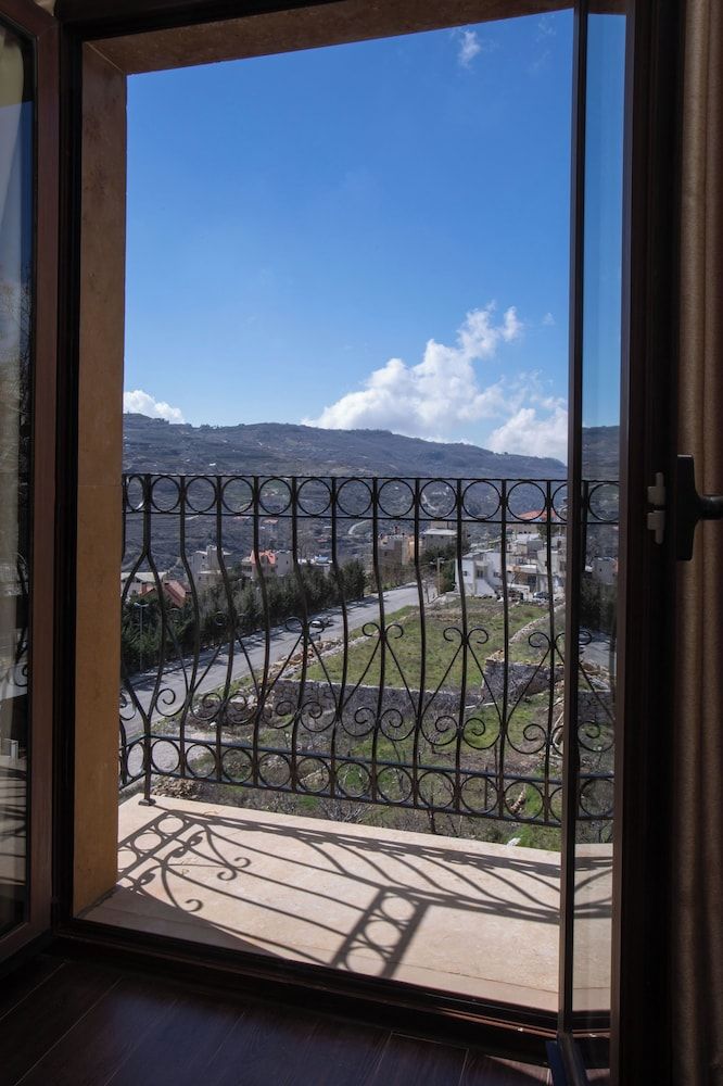 The Lodge Inn Hotel Premium Room, 2 Twin Beds, Balcony, Mountain View 4