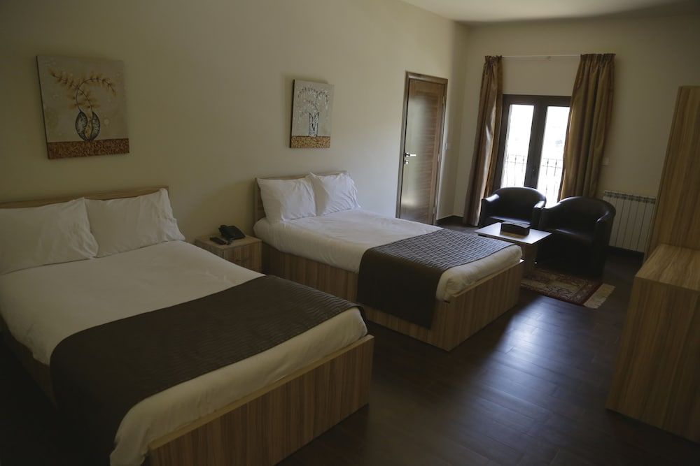 The Lodge Inn Hotel Premium Room, 2 Twin Beds, Balcony, Mountain View 2
