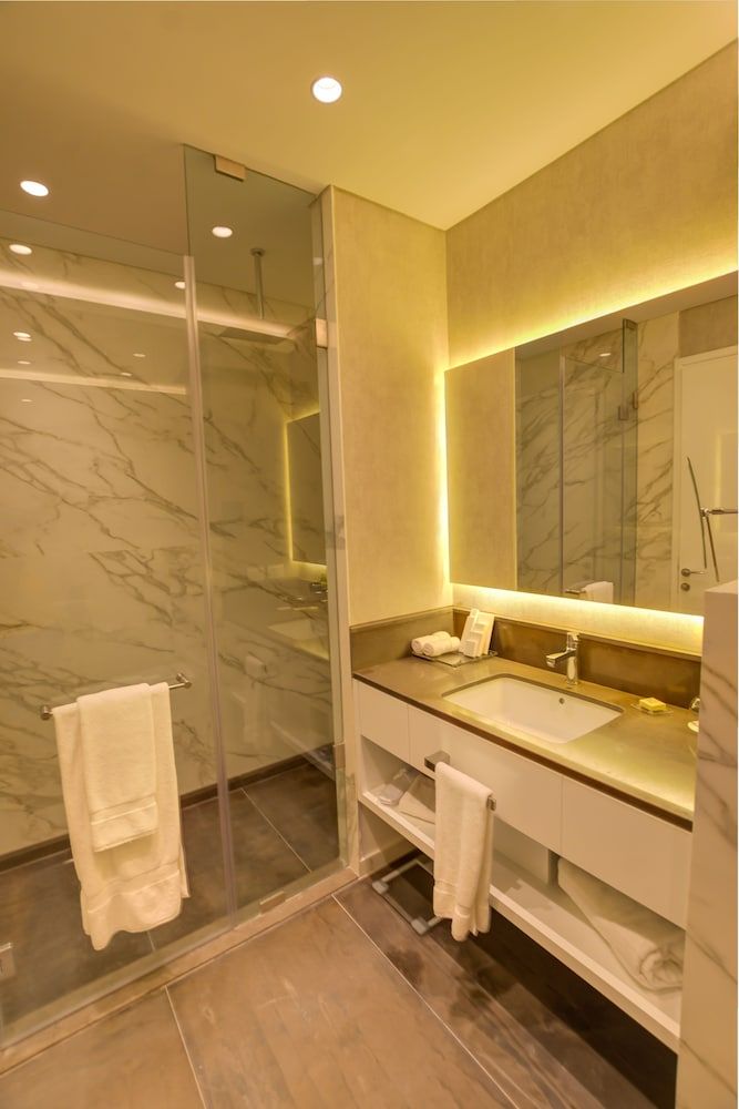 Lancaster Eden Bay Deluxe Bay Room 4