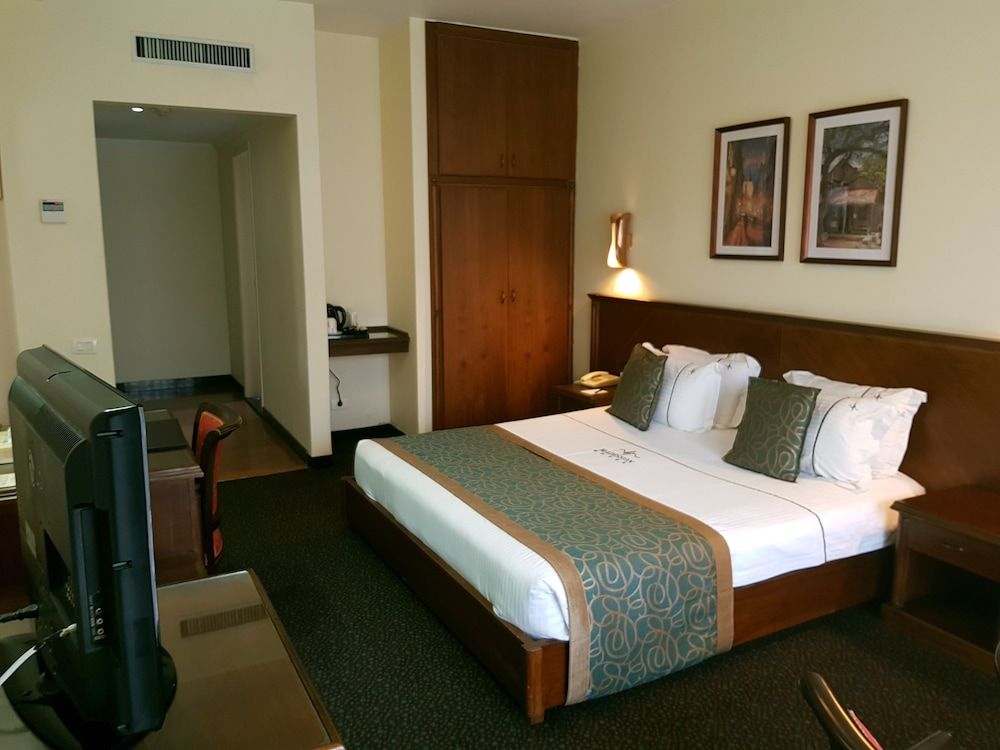 Madisson Hotel Superior Room, City View 2