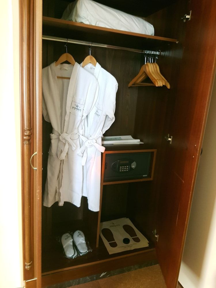 Madisson Hotel Superior Room, City View 8