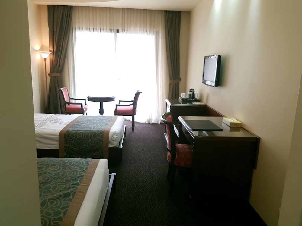 Madisson Hotel Superior Room, City View 6