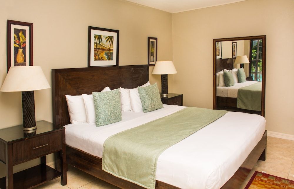 Deluxe Suite, 1 Bedroom, Partial Ocean View, Poolside