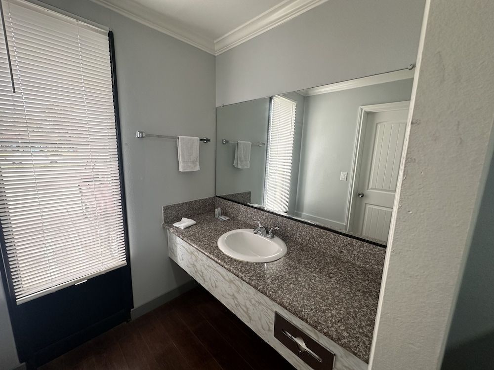 Palm Inn Hotel near Tyler Mall Riverside