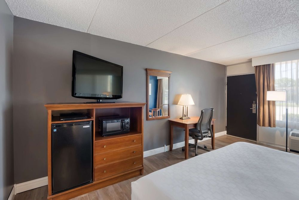 Best Western Inn Standard Room, 1 King Bed, Non Smoking, Refrigerator & Microwave (Pet Friendly) 4