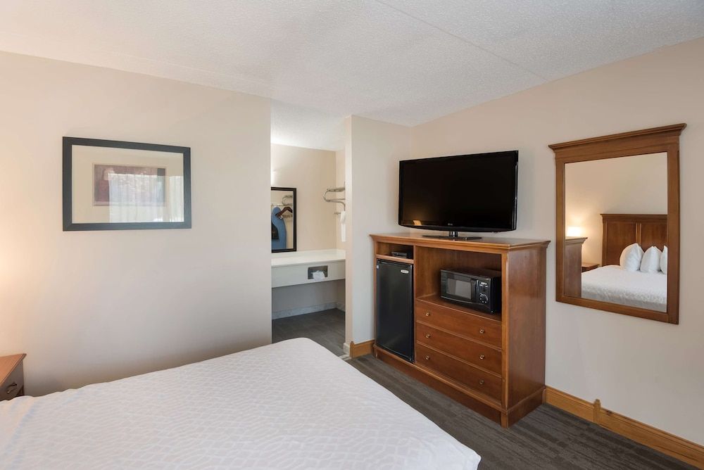 Best Western Inn Standard Room, 1 Double Bed, Non Smoking, Refrigerator & Microwave (Pet Friendly) 2