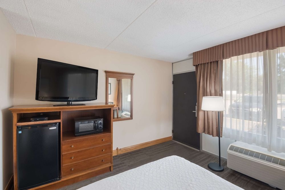 Best Western Inn Standard Room, 1 Double Bed, Non Smoking, Refrigerator & Microwave (Pet Friendly)