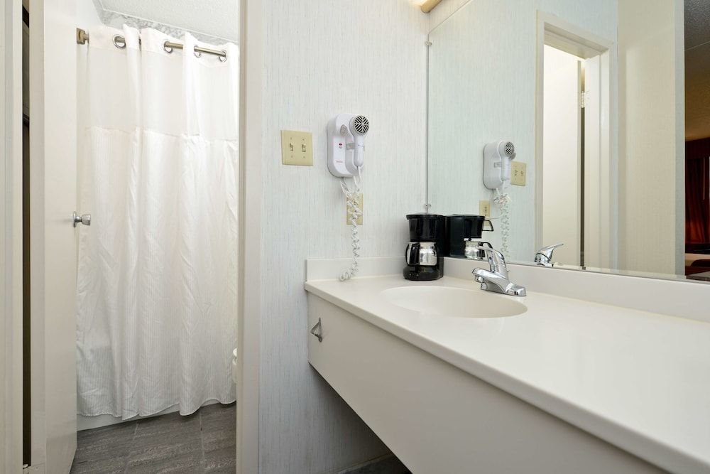 Best Western Inn Standard Room, 1 King Bed, Non Smoking, Refrigerator & Microwave (Pet Friendly) 3