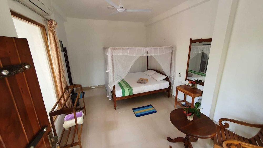 Turtle Paradise Deluxe Double Room, 1 King Bed, Balcony, Partial Sea View 3