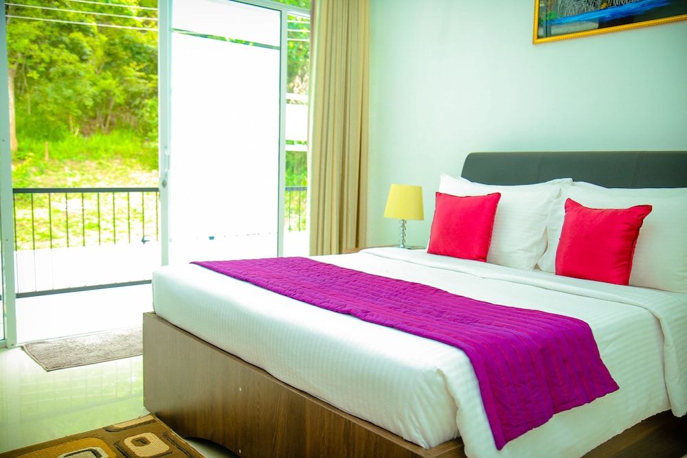 Nelinsa Kandy Deluxe Double Room, Pool View 2