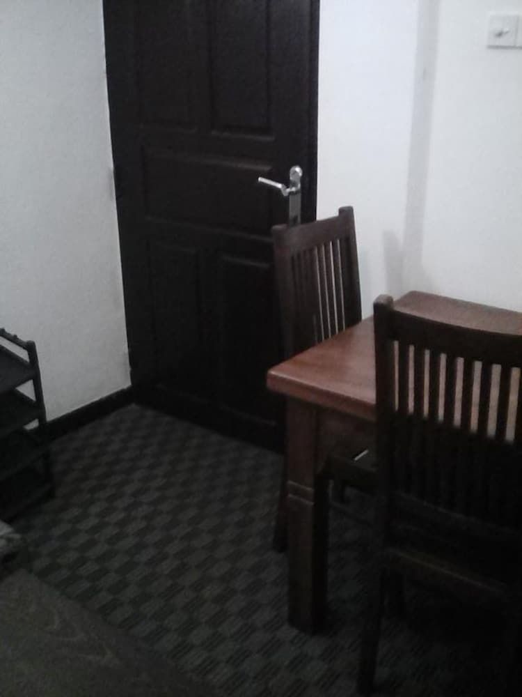 undefined Ashley Hills 8