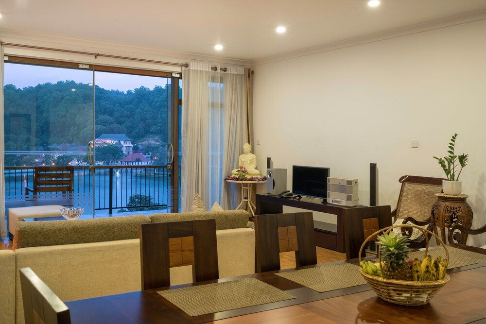 Lakeview Pointe Luxury Apartment, 3 Bedrooms, Balcony, Lake View 13